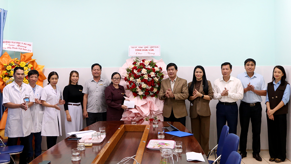 Đồng chí Nguyễn Thiên Văn - Phó Chủ tịch UBND tỉnh chúc mừng các cơ sở y tế nhân Ngày Thầy thuốc Việt Nam